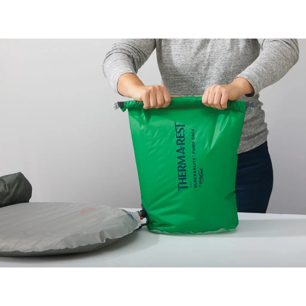 imgi_19_13228_thermarest_blockerlite_pump_sack_pine_20_liters_inuse.webp