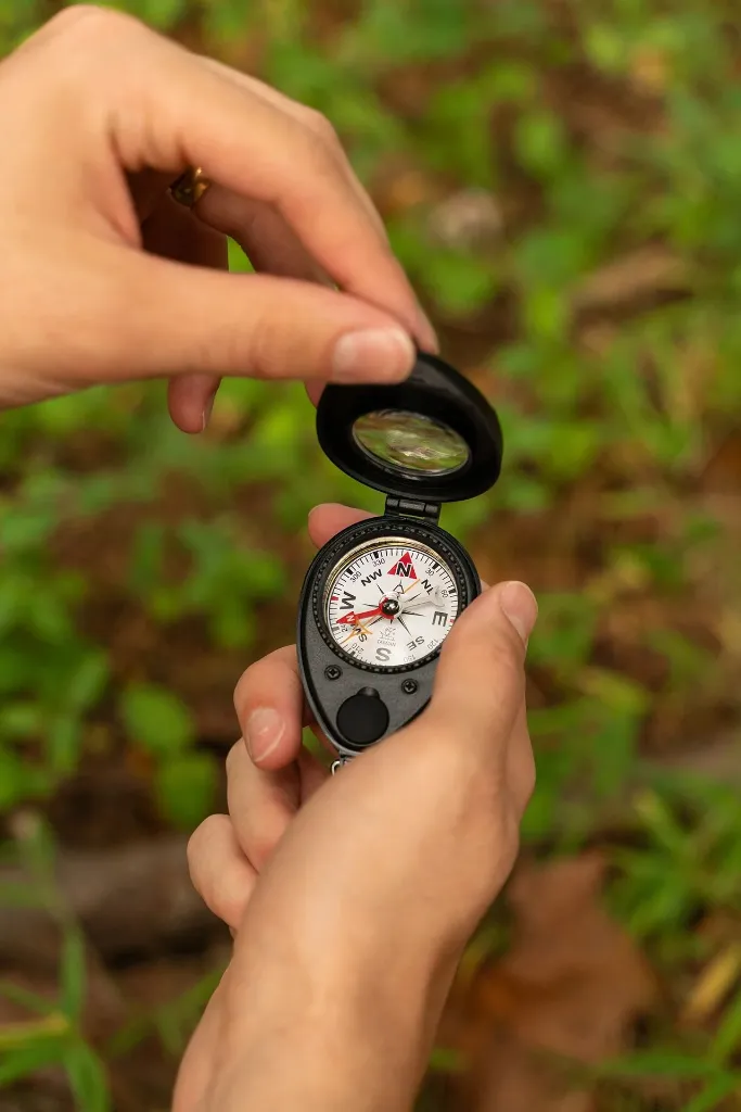 imgi_80_0448_LuminousCompass_ProductInUse_01.webp